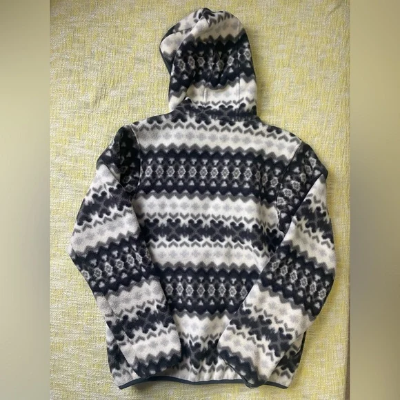 Patagonia women’s Black and Gray Patterned Fleece Jacket - Picture 5 of 5